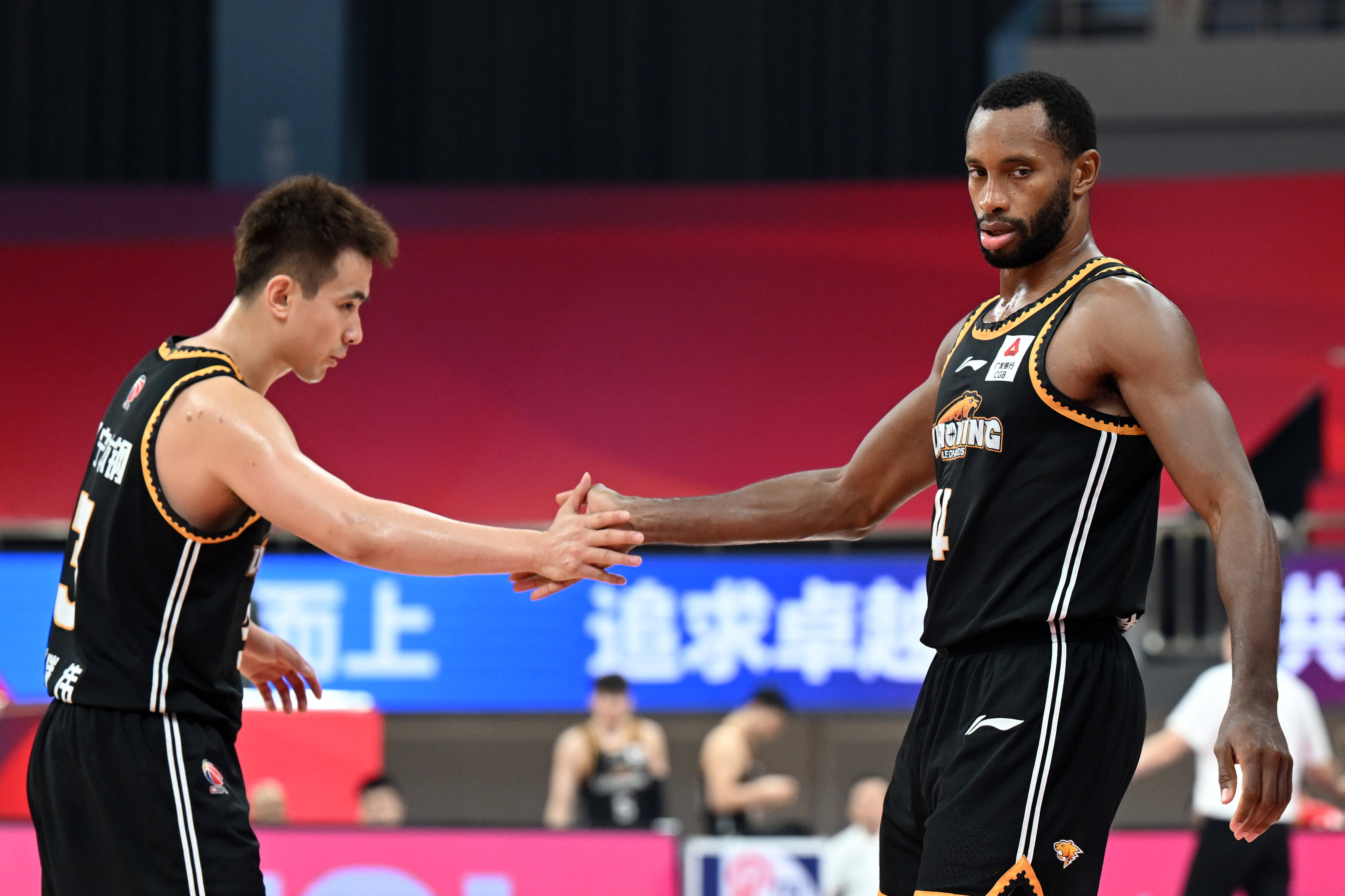 包含NBA常规赛今晨再迎强敌，深圳男篮门线救险，主帅态度：气氛紧张，临场指挥获称赞的词条