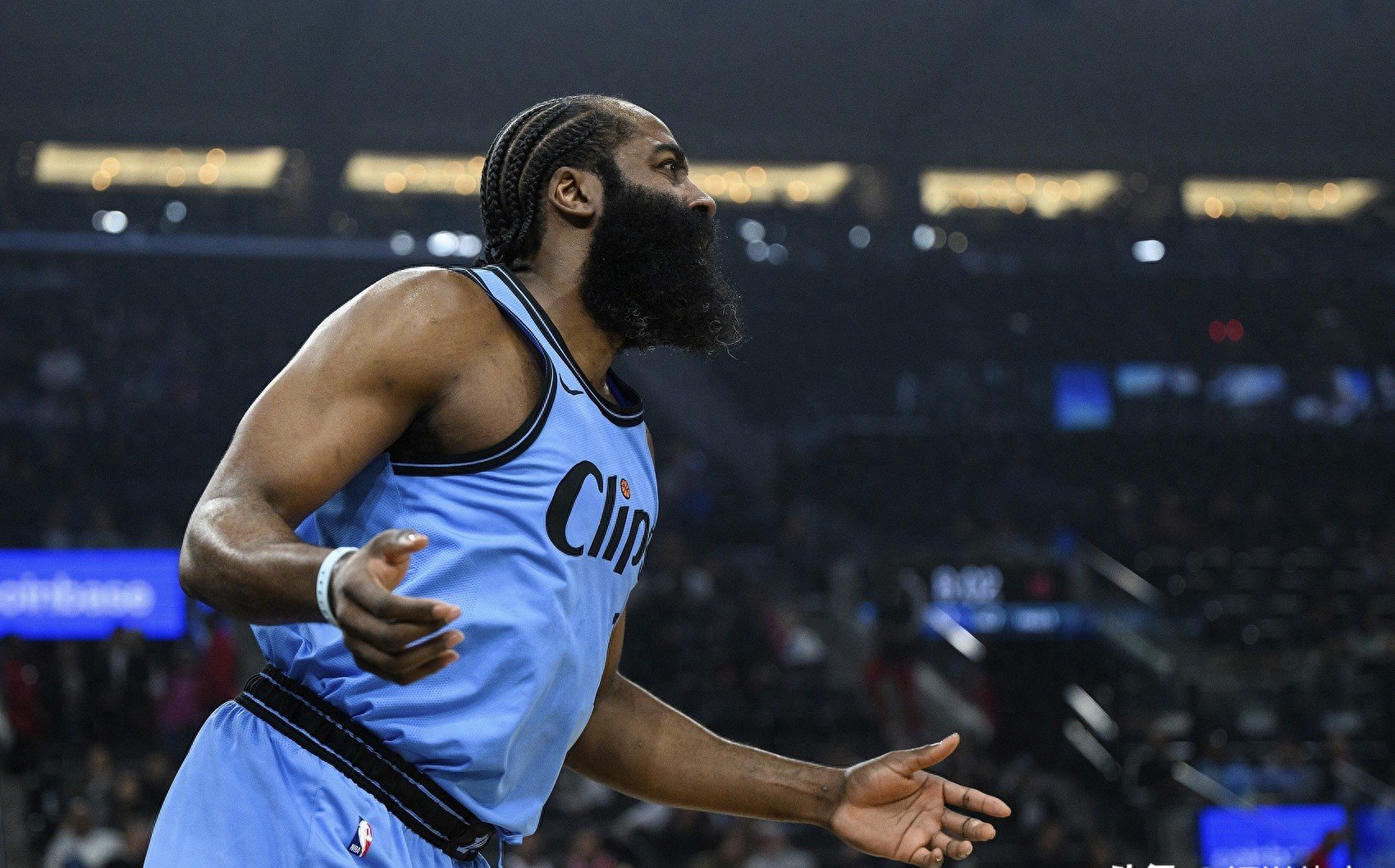 包含转会期NBA常规赛焦点战；波特兰开拓者强势反弹；更衣室稳定；训练强度明显提升的词条