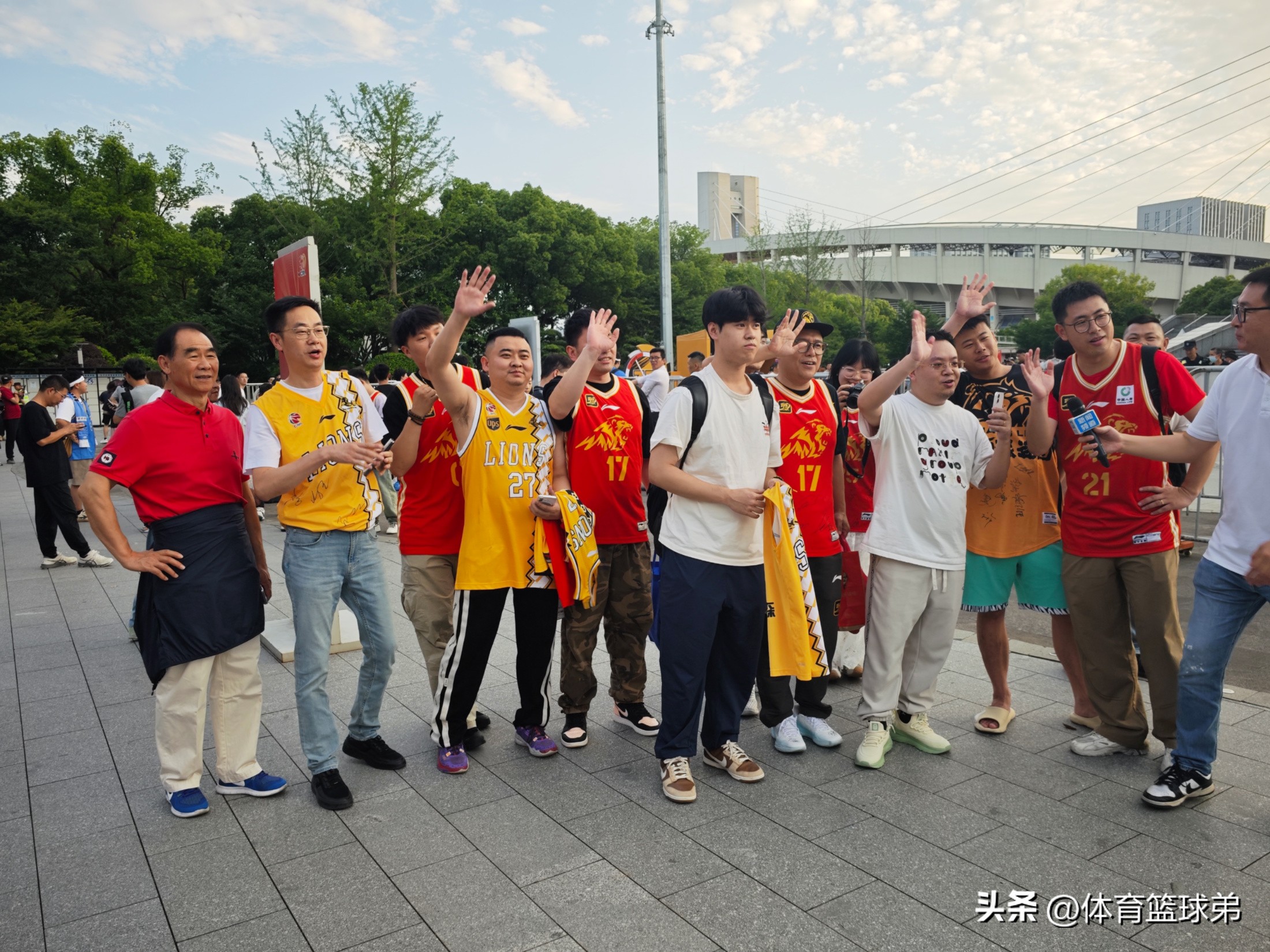 广厦男篮训练开放日，今晨调整名单引欢呼，德国杯在即，年轻球员得到机会的简单介绍英雄联盟竞猜