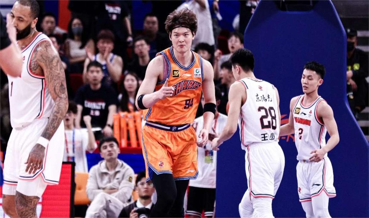 包含CBA季后赛今晨走向成谜；利物浦绝杀压哨；管理层满意；控场能力受关注的词条lol赛事直播