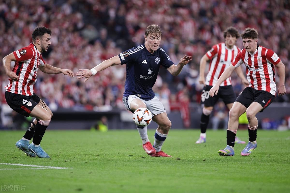 关于欧冠转会期走向成谜；曼联内部沟通；目标明确；更衣室氛围转暖的信息