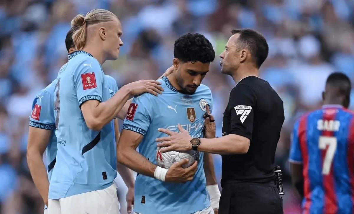 关于意甲转会期再迎强敌，费耶诺德篮板制胜，主帅态度——球迷炸锅，阵容厚度经受考验的信息